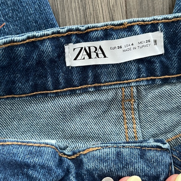 Brand new Zara blue mom jeans size 4 ** zipper needs to be fixed - Picture 2 of 3